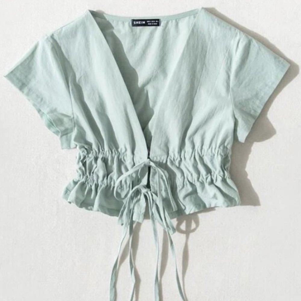 [SOLD] NWOT front tie crop top
